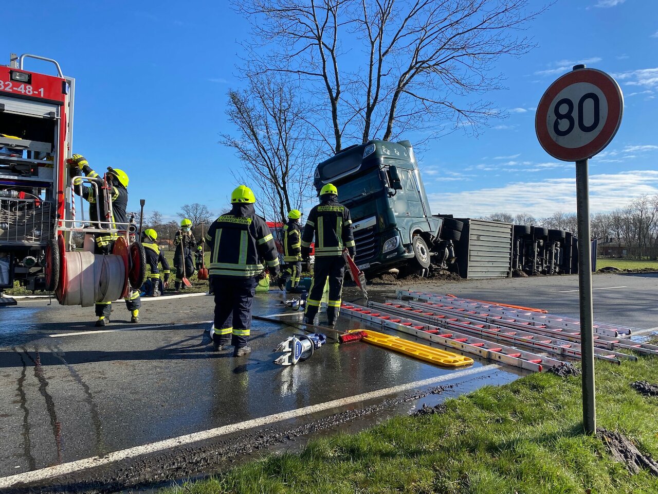 Einsatzmeldung: LKW mit 160 Schweinen umgestürzt