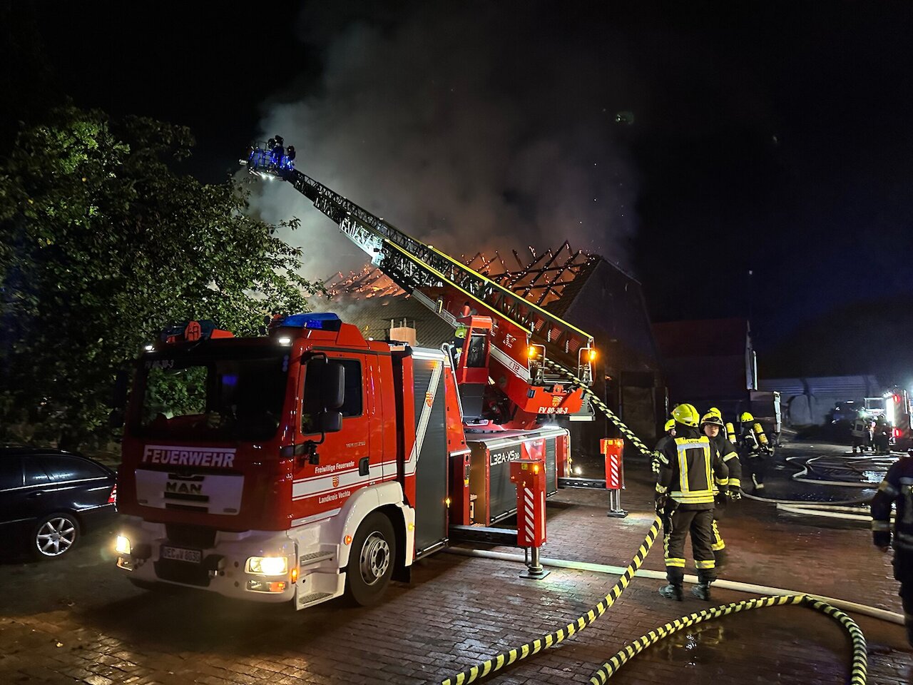 Bullen- / Schweinestall in Vollbrand Image 3