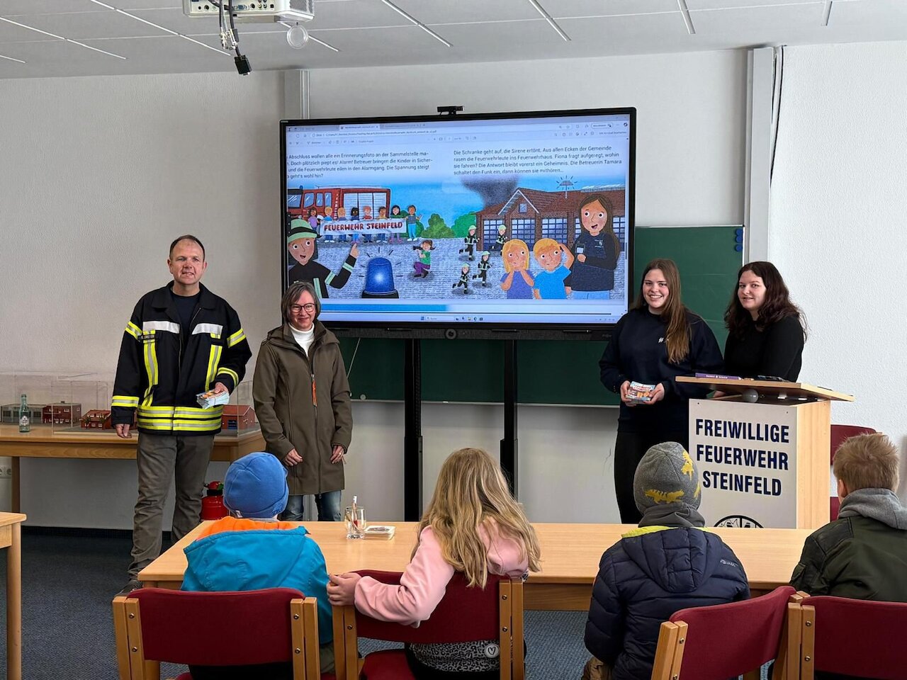 „Feuerwehr hautnah erleben“ – Drittklässler und Kindergartenkinder zu Besuch bei der Feuerwehr Steinfeld