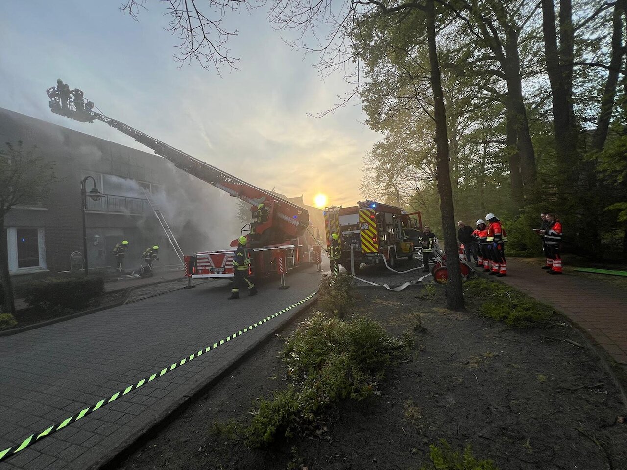 Zugübung mit Realitätsnähe: Explosion in Wohnhaus fordert volles Zusammenspiel aller Einheiten